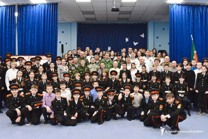 Әлмәттә тантаналы рәвештә  Ватанны саклаучылар елын ачтылар