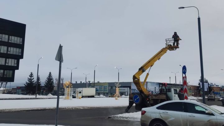 «Светсервис» хезмәткәрләре Әлмәттә 42 яктырткычны алыштырдылар