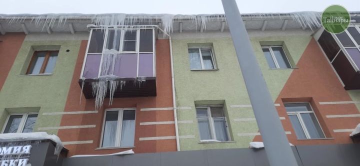 Әлмәттә күпфатирлы йортларның түбәләрен кардан чистарту эшләре бара