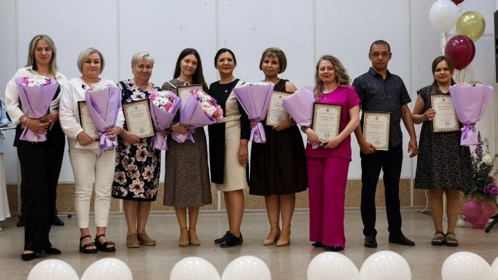 Әлмәт районара күппрофильле хастаханәсе коллективын хөрмәтләделәр