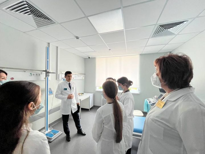 «Медицина сыйныфы» укучылары Әлмәт үзәк район хастаханәсендә булдылар
