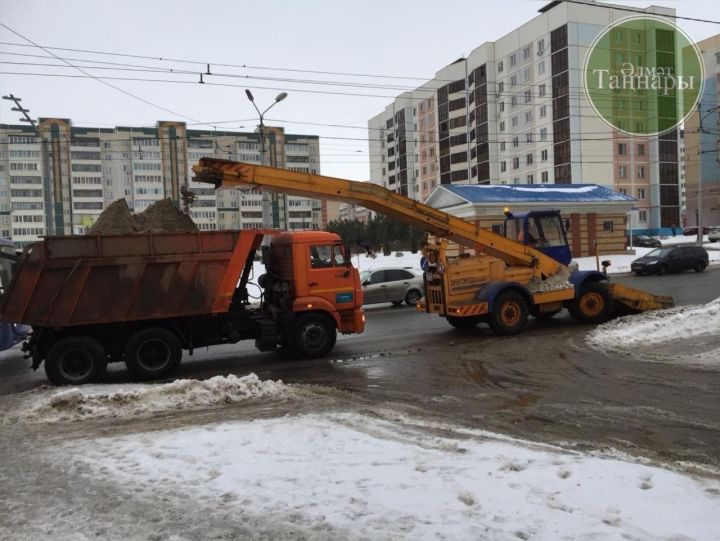Әлмәттә ишегалларын кардан чистарту дәвам итә