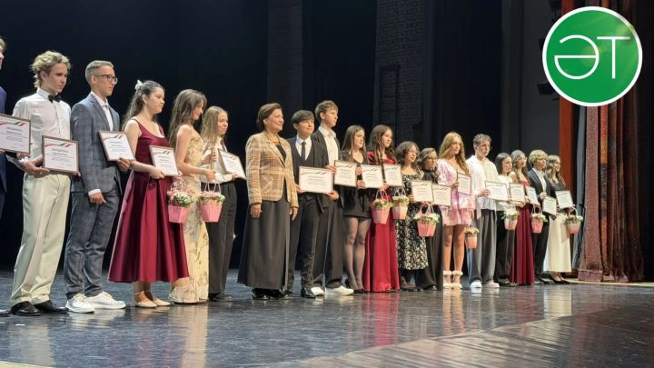 «Нефтьче» мәдәният сарае Әлмәт мәктәпләрен тәмамлаган 782 чыгарылыш сыйныф укучыларын каршы алды
