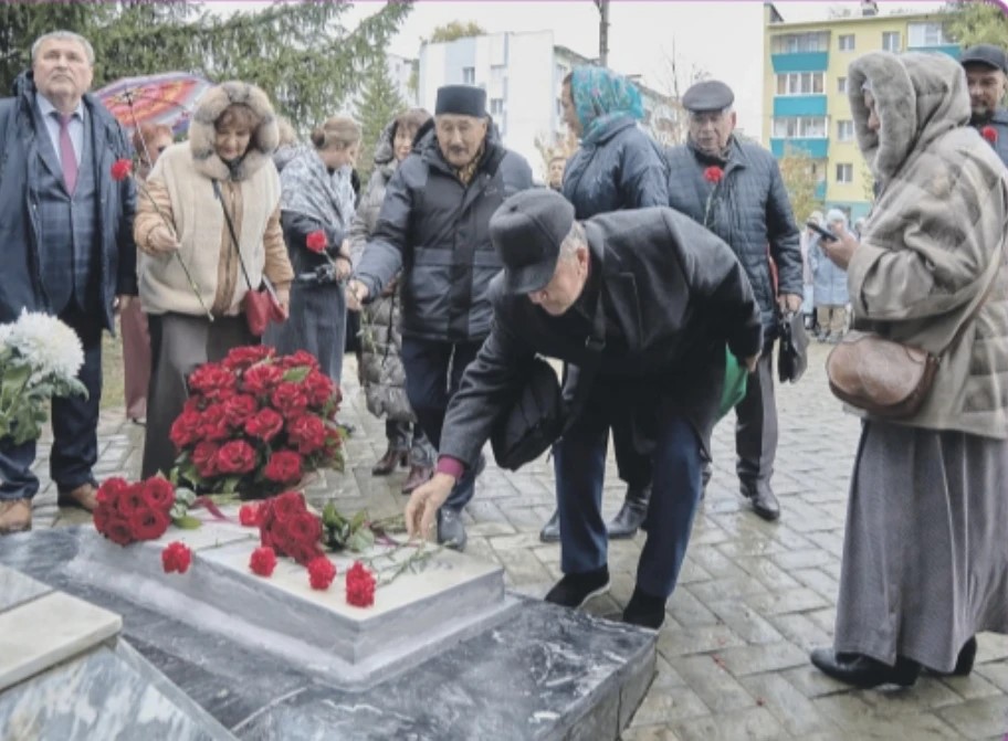 Саҗидә Сөләйманова һәйкәленә чәчәкәр кую