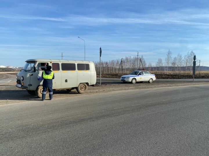 «Тоннель» рейды вакытында Әлмәт автоинспекторлары юл хәрәкәте кагыйдәләрен бозуның 12 очрагын ачыклаган
