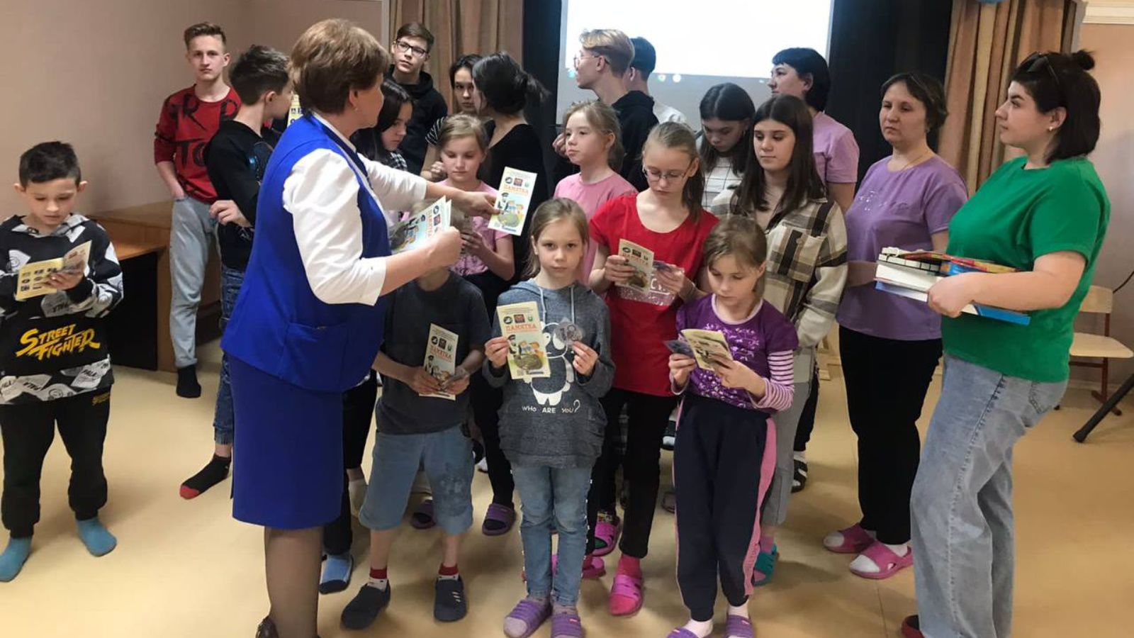 Дәүләт автоинспекциясе хезмәткәрләре әлмәтлеләргә яктылык кайтаручы элементлар тараттылар