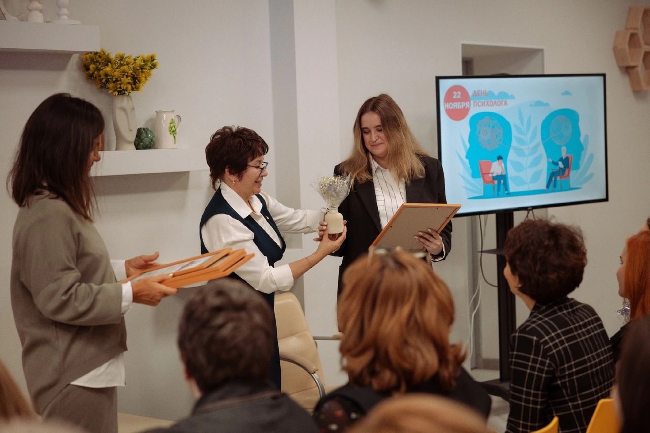 Әлмәтнең «Нур» үзәгендә психолог көнен билгеләп үттеләр