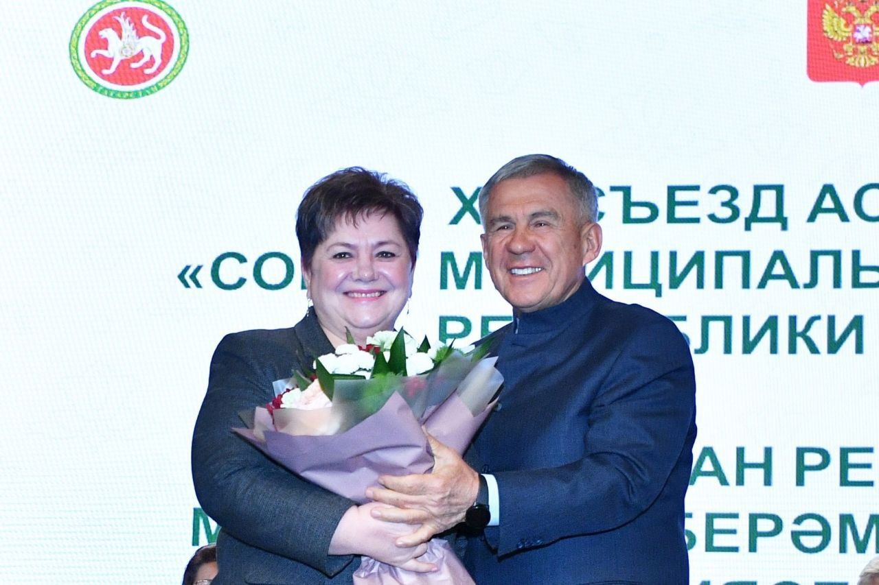 Татарстан Рәисе Рөстәм Миңнеханов Әлмәт районындагы торак пункт башлыкларын бүләкләде