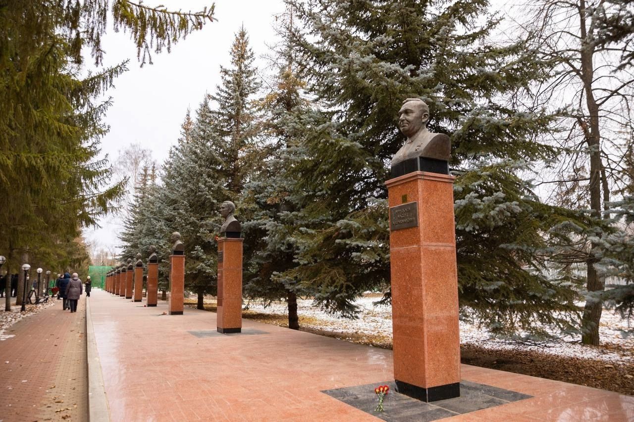 Әлмәттә Ватан Геройлары көне уңаеннан Мәңгелек утка чәчәкләр салу тантанасы узды