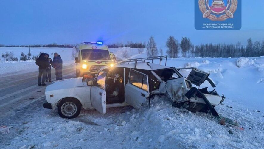 Әлмәт янындагы коточкыч юл-транспорт һәлакәте: «ВАЗ» белән Nissan бәрелешкәндә кеше һәлак була