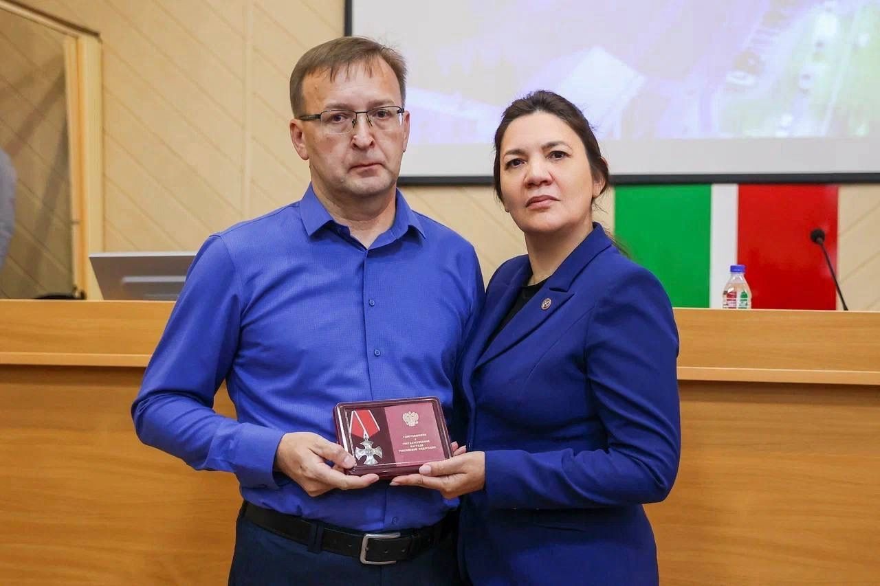 Әлмәттә махсус хәрби операциядә һәлак булганнарның гаиләләренә Батырлык орденнары тапшырды