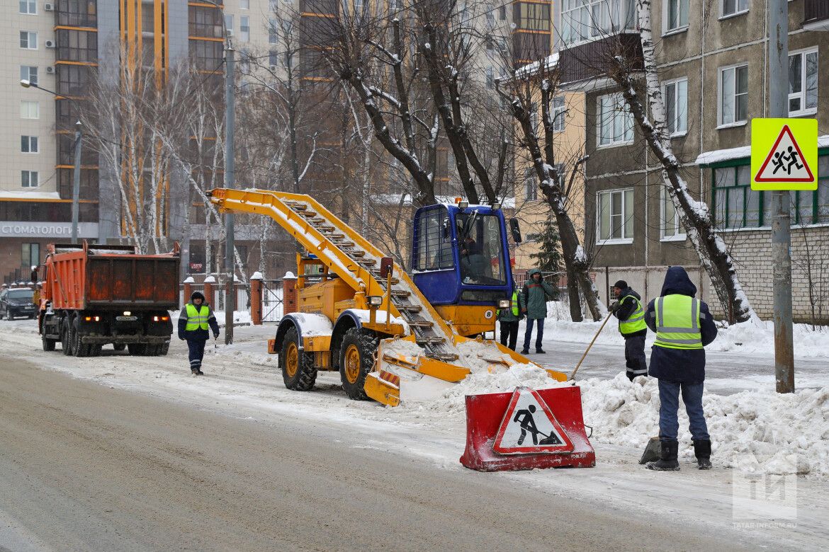 Әлмәт урамнарын тәүлек буе кардан чистарталар