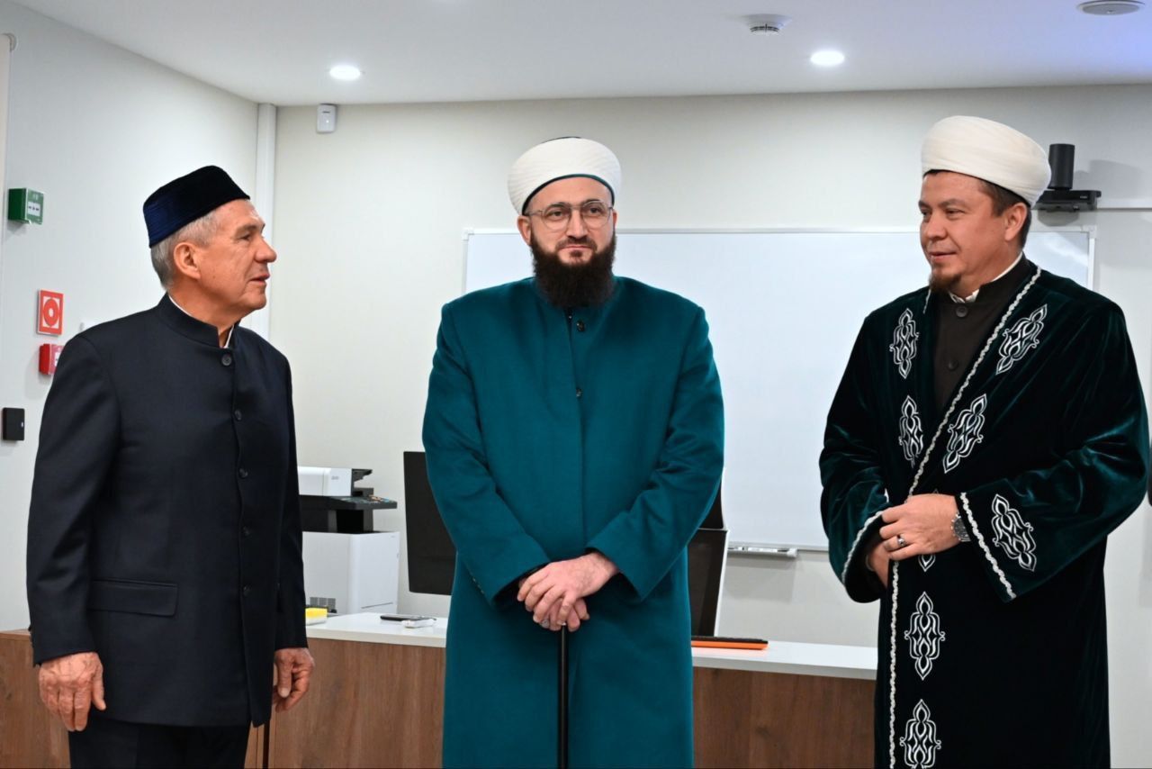 Татарстан рәисе Әлмәттә мәдрәсәнең яңартылган бинасында булды
