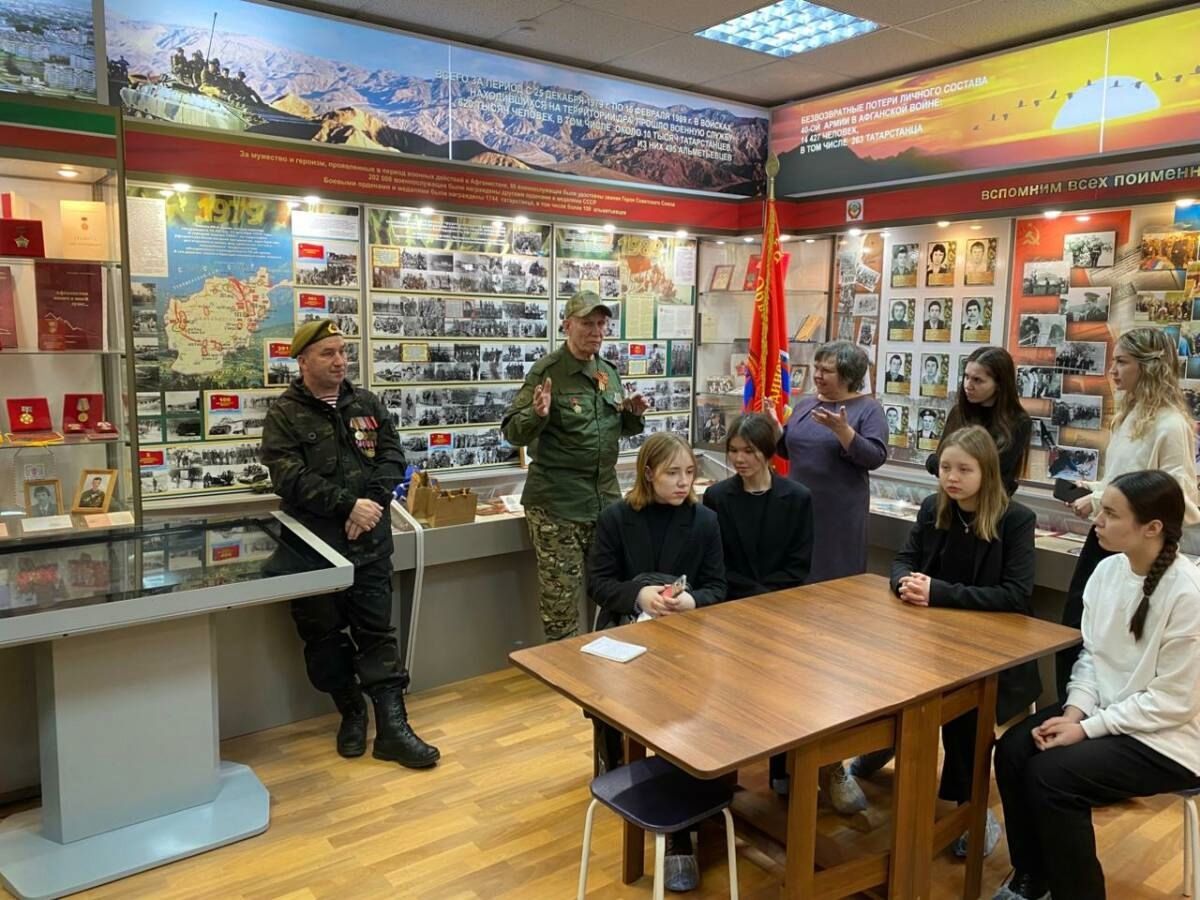 Махсус хәрби операциядә катнашучы  Әлмәт укучылары белән очрашты