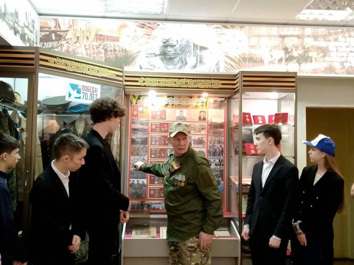 Махсус хәрби операциядә катнашучы  Әлмәт укучылары белән очрашты