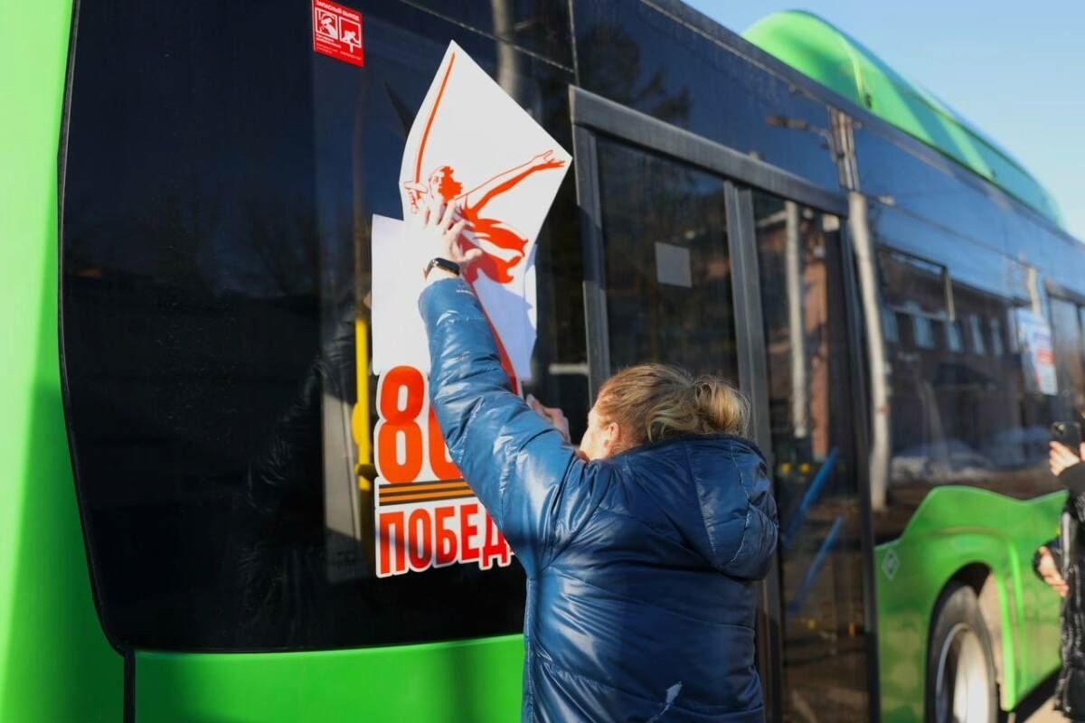 Әлмәтнең җәмәгать транспортын Җиңү бәйрәменә бизиләр