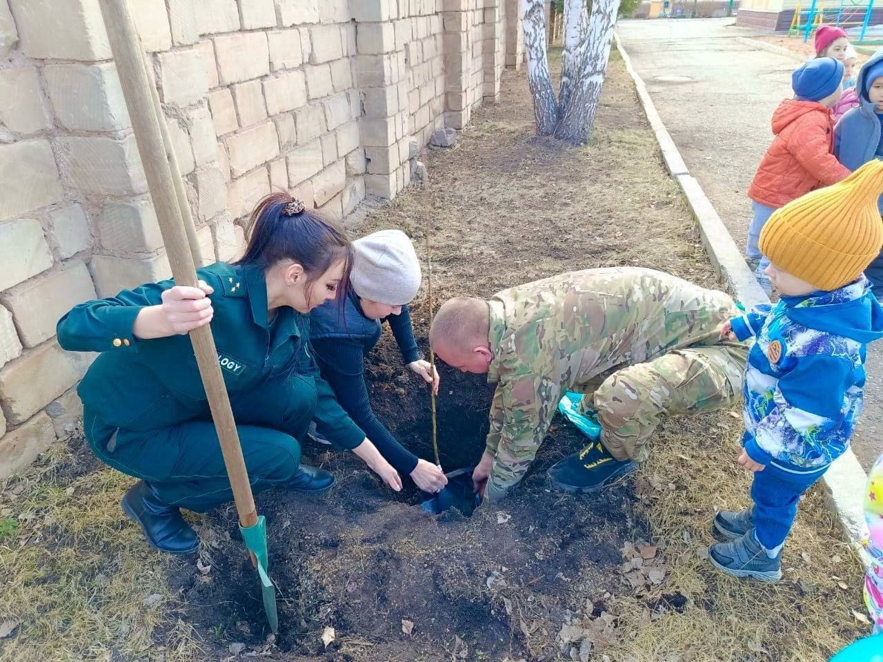 Әлмәттә махсус хәрби операциядә катнашучы балалар белән бергә агач утыртты