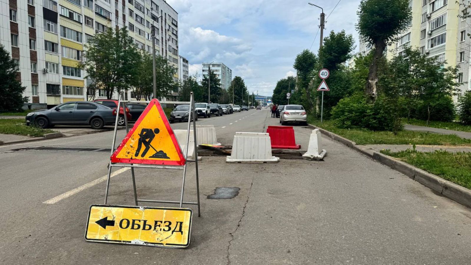 Әлмәттә Сөләйманова урамында яңгыр канализацияләрен чистарталар