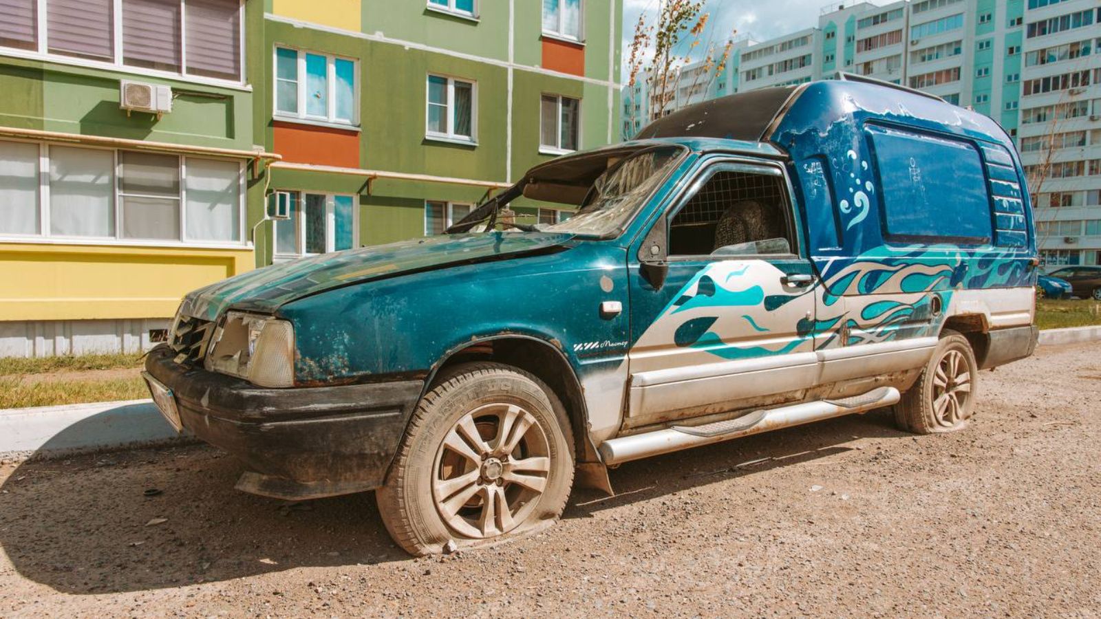 Әлмәтлеләр ташланган автомобиль турында кая хәбәр итә ала?