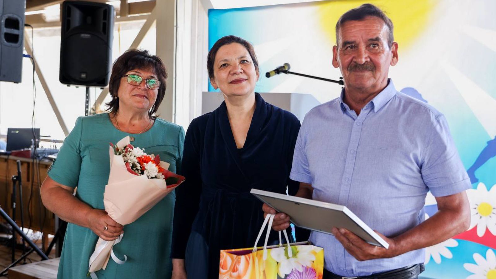 Әлмәт гаиләләренә «Мәхәббәт һәм тугрылык өчен» бүләкләре тапшырдылар