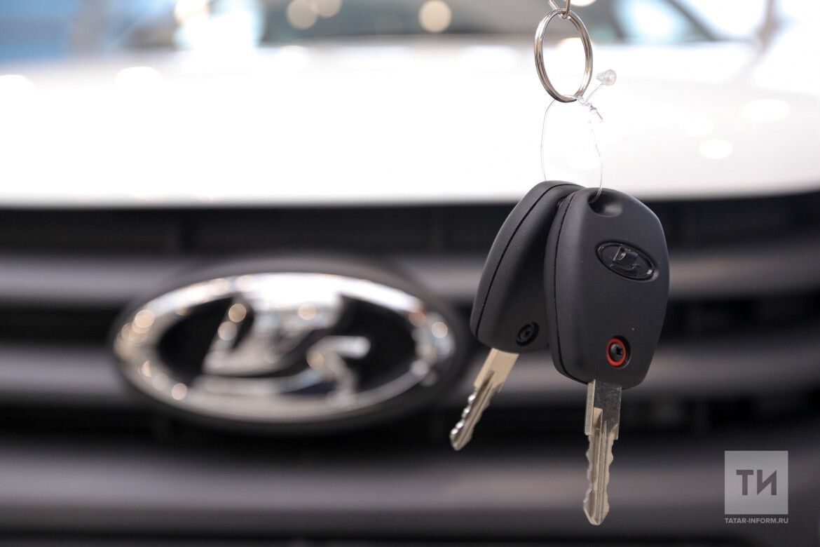 Әлмәт муниципаль районының авыл җирлекләре башлыкларына яңа автомобиль ачкычлары тапшырдылар