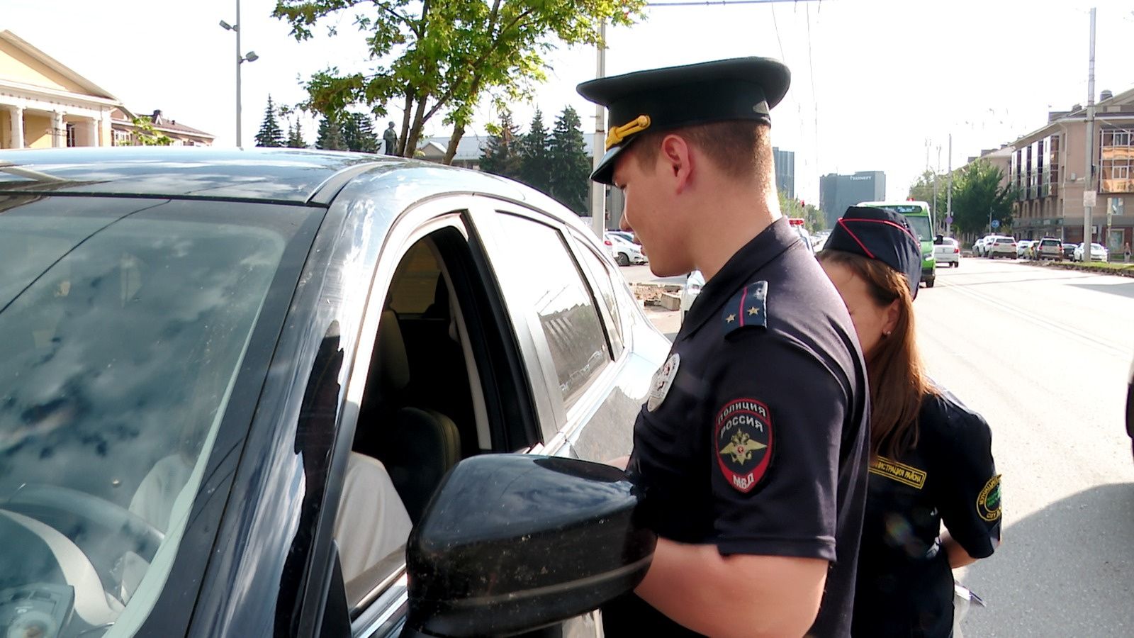 Әлмәттә дәүләт автоинспекциясе хезмәткәрләре юл эшләрен башкару участокларында куркынычсызлык турында кисәтә