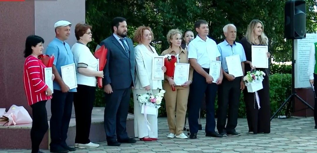 Әлмәттә төзүчеләрне хөрмәтләделәр