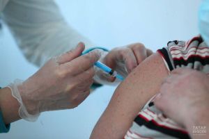 Әлмәтнең 1 нче поликлиникасында вакцинация кабинетлары хәзер кичкә кадәр эшли