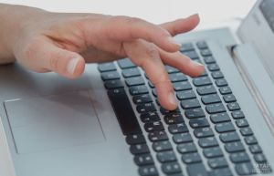Әлмәт суды татулашу аркасында ноутбук урлау турындагы эшне туктатты