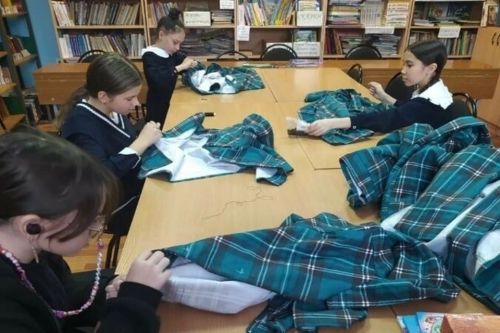 Әлмәт укучылары хәрбиләр өчен пижама тегә башладылар