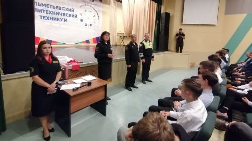 Әлмәттә политехник техникум студентлары белән юл хәрәкәте куркынычсызлыгы турында профилактик чара узды