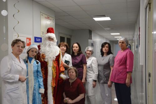 Әлмәт районара күп профильле хастаханәсенә Кыш бабай белән Кар кызы килде