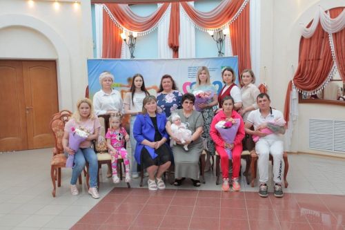 Әлмәттә сабыйлары туган хәрбиләрнең гаиләләрен хөрмәтләделәр