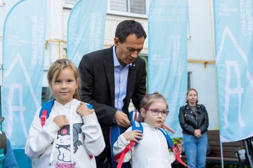 Тимур Нагуманов беренче  сыйныф укучыларына мәктәп кирәк-яраклары тутырылган рюкзаклар тапшырды