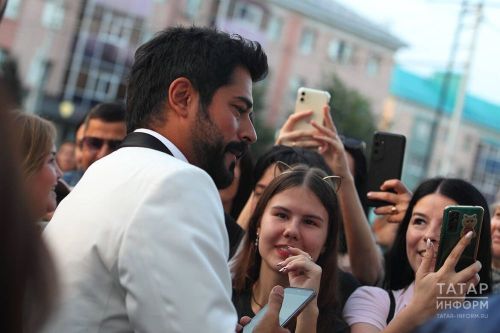 Төркия сериаллары йолдызы Бурак Озчивит янә Әлмәткә килә