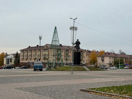 Әлмәттә Ленин урамында чыршыны монтажлау башланды