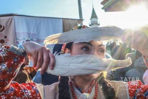 Ә авылларда хәзер каз өмәсе... булырга тиеш иде