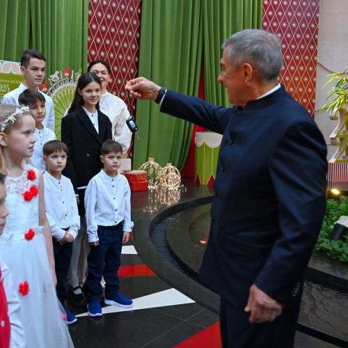 Әлмәттән ике күп балалы гаилә Татарстан Рәисеннән автомобильләр алды