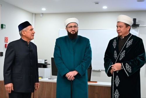 Татарстан рәисе Әлмәттә мәдрәсәнең яңартылган бинасында булды