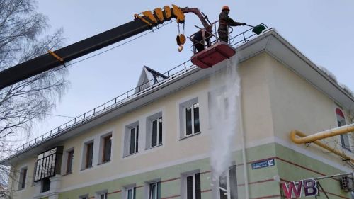 Әлмәттә  15 күп фатирлы йортның түбәләре чистартылган