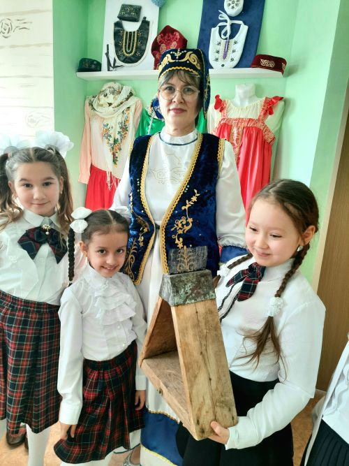 Халыкара туган тел көне уңаеннан Әлмәт шәһәренең 4 нче санлы “Дуслык” балалар бакчасында бәйрәм чарасы үткәрелде