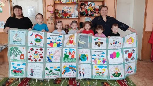 Әлмәт балалар бакчасы махсус хәрби операция көрәшчеләренә «Җиңү одеялы» ясадылар