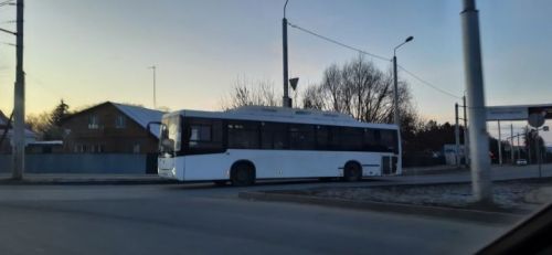 Әлмәт транспорт идарәсе җәмәгать транспортында банк картасы белән түләүнең ничек эшләвен искә төшерә
