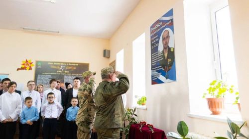 Әлмәт районында махсус хәрби операция зонасында катнашкан Юрий Романов хөрмәтенә мемориаль стенд ачылды