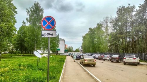 Әлмәттә хастаханә шәһәрчеге территориясендә «тукталыш тыелган» һәм «эвакуатор эшли» билгеләре куелды