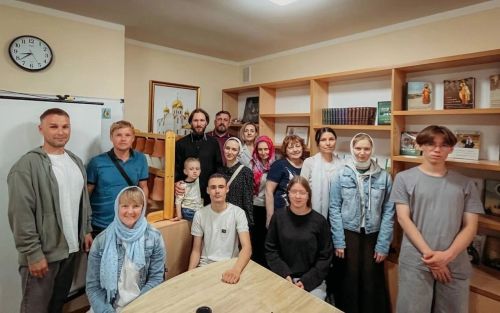 Әлмәт шәһәренең Казан кафедраль соборы каршында яшьләр очрашуы узды