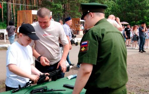 Әлмәт Сабантуенда контракт хезмәтенә сайлап алу өчен мобиль пункт урнаштырдылар