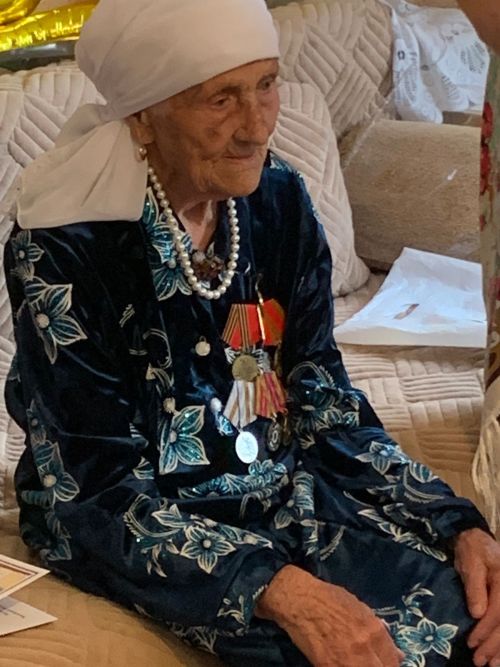 102 яшен Яңа Нәдер авылында гомер кичерүче тыл хезмәтчәне Дәрига апа Якупова да бик матур итеп билгеләп узды