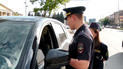 Әлмәттә дәүләт автоинспекциясе хезмәткәрләре юл эшләрен башкару участокларында куркынычсызлык турында кисәтә