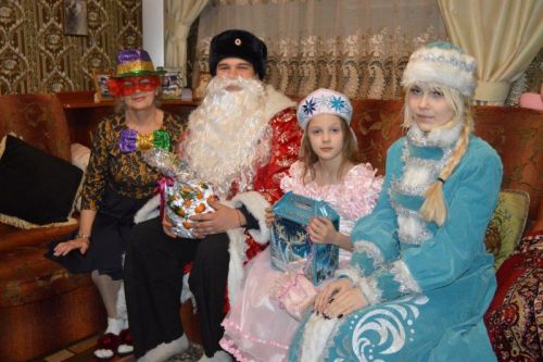 Әлмәттә полиция кыш бабае авыр тормыш хәлендә булган гаиләләрдә булды